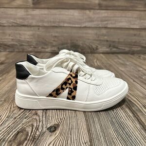 New MIA Kids White Leopard Accent Lace-Up Sneakers Courtnee Trendy Size 3 Cute